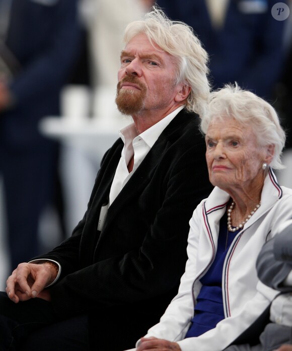 Sir Richard Branson et sa mère Eve visitent le salon aéronautique "Farnborough International Airshow" à Farnborough, le 11 juillet 2016.