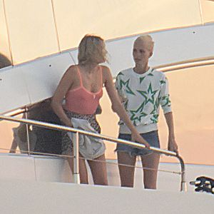 Exclusif - Les mannequins Cara et Poppy Delevingne en vacances à bord d'un yatch avec des amis à Ibiza le 20 août 2016.