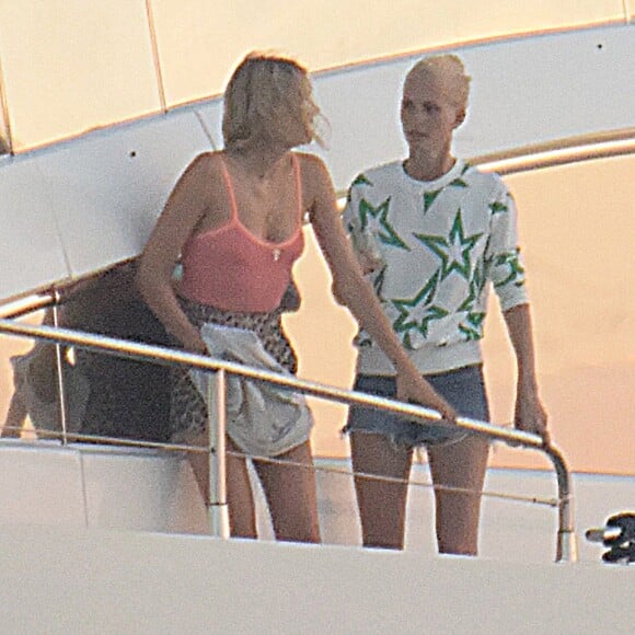 Exclusif - Les mannequins Cara et Poppy Delevingne en vacances à bord d'un yatch avec des amis à Ibiza le 20 août 2016.