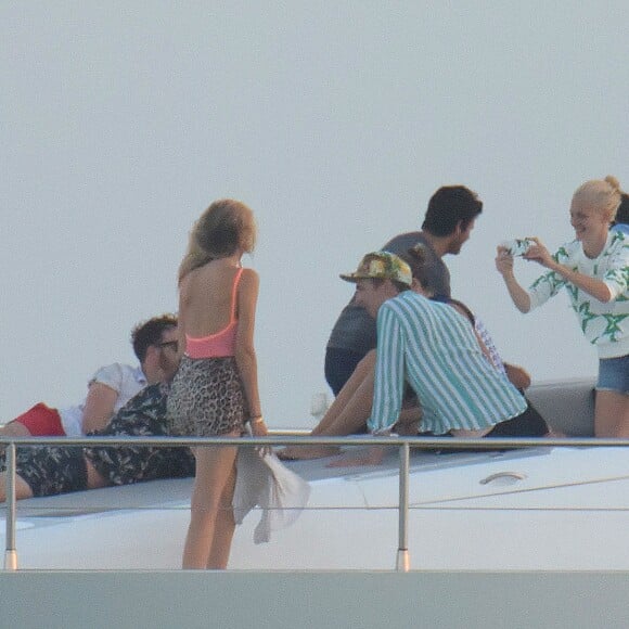 Exclusif - Les mannequins Cara et Poppy Delevingne en vacances à bord d'un yatch avec des amis à Ibiza le 20 août 2016.