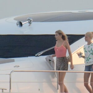 Exclusif - Les mannequins Cara et Poppy Delevingne en vacances à bord d'un yatch avec des amis à Ibiza le 20 août 2016.