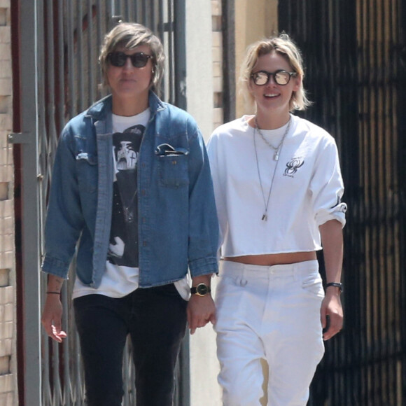 Exclusif - Kristen Stewart et sa compagne Alicia Cargile se promènent main dans la main dans les rues de Los Angeles le 27 août 2016