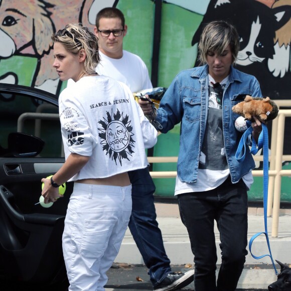 Exclusif - Kristen Stewart et sa compagne Alicia Cargile se promènent main dans la main dans les rues de Los Angeles le 27 août 2016