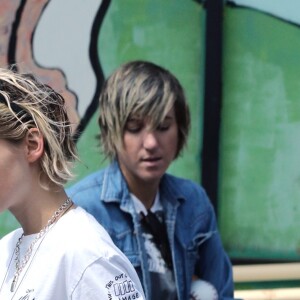 Exclusif - Kristen Stewart et sa compagne Alicia Cargile se promènent main dans la main dans les rues de Los Angeles le 27 août 2016