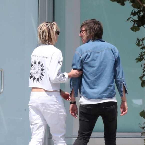 Exclusif - Kristen Stewart et sa compagne Alicia Cargile se promènent main dans la main dans les rues de Los Angeles le 27 août 2016