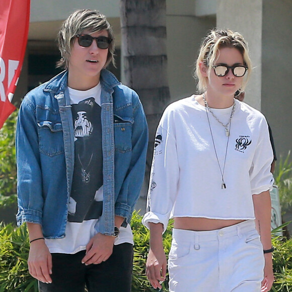 Exclusif - Kristen Stewart et sa compagne Alicia Cargile se promènent main dans la main dans les rues de Los Angeles le 27 août 2016