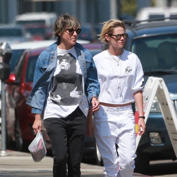 Exclusif - Kristen Stewart et sa compagne Alicia Cargile se promènent main dans la main dans les rues de Los Angeles le 27 août 2016