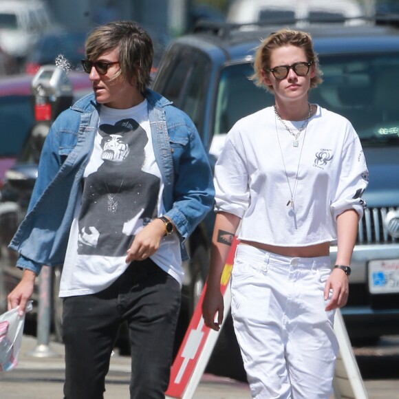 Exclusif - Kristen Stewart et sa compagne Alicia Cargile se promènent main dans la main dans les rues de Los Angeles le 27 août 2016