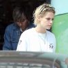 Exclusif - Kristen Stewart et sa compagne Alicia Cargile se promènent main dans la main dans les rues de Los Angeles le 27 août 2016