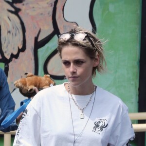 Exclusif - Kristen Stewart et sa compagne Alicia Cargile se promènent main dans la main dans les rues de Los Angeles le 27 août 2016