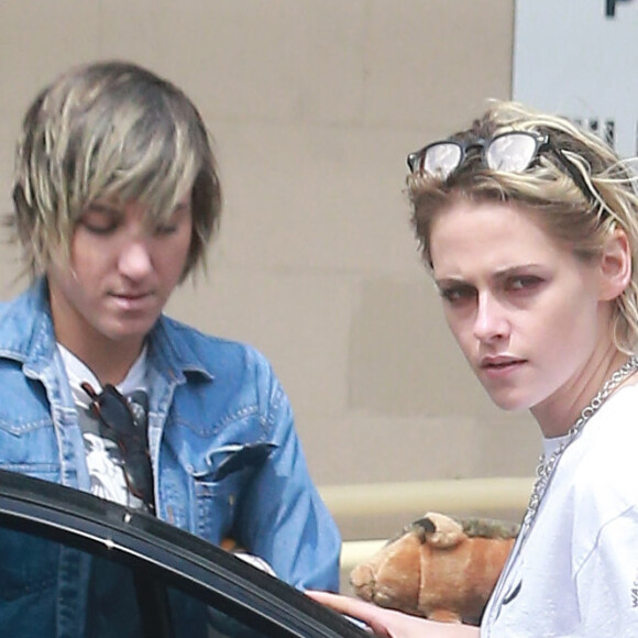 Exclusif - Kristen Stewart et sa compagne Alicia Cargile se promènent main dans la main dans les rues de Los Angeles le 27 août 2016