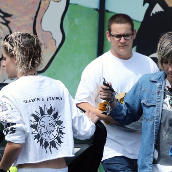 Exclusif - Kristen Stewart et sa compagne Alicia Cargile se promènent main dans la main dans les rues de Los Angeles le 27 août 2016