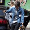 Exclusif - Kristen Stewart et sa compagne Alicia Cargile se promènent main dans la main dans les rues de Los Angeles le 27 août 2016