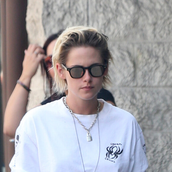Exclusif - Kristen Stewart et sa compagne Alicia Cargile se promènent main dans la main dans les rues de Los Angeles le 27 août 2016