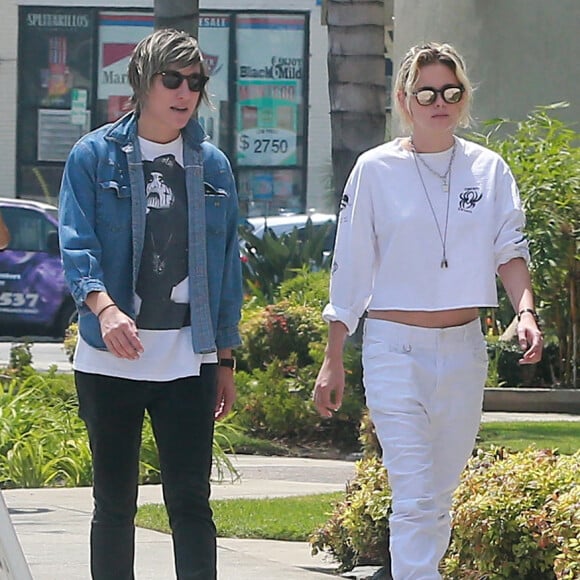 Exclusif - Kristen Stewart et sa compagne Alicia Cargile se promènent main dans la main dans les rues de Los Angeles le 27 août 2016