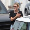 Exclusif - Kristen Stewart se prépare à partir faire du camping avec ses amis à Los Angeles le 30 juillet 2016.