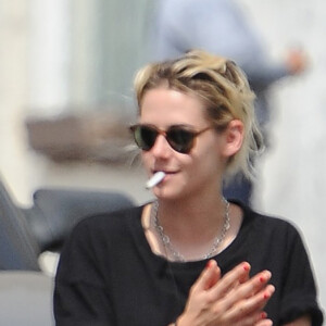 Exclusif - Kristen Stewart se prépare à partir faire du camping avec ses amis à Los Angeles le 30 juillet 2016.