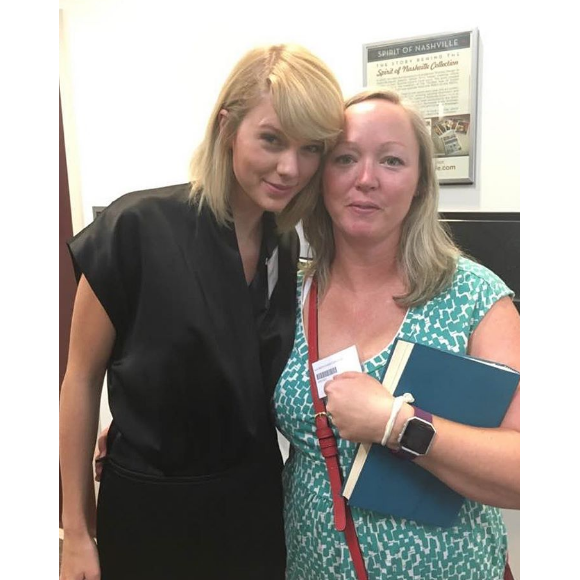 Taylor Swift au tribunal de Nashville où elle était sélectionnée pour faire partie du jury dans une affaire de viol et de kidnapping. La chanteuse n'a pas été retenue parce qu'elle est même impliquée dans une autre affaire d'agression sexuelle. Elle a pris le temps de poser avec ses fans avant d'être libérée de ses fonctions. Voilà qui explique son absence à la dernière cérémonie des VMA's, le week-end passé. Photo datée du 29 août 2016
