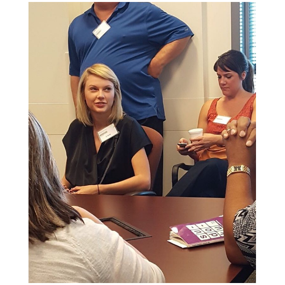 Taylor Swift au tribunal de Nashville où elle était sélectionnée pour faire partie du jury dans une affaire de viol et de kidnapping. Elle n'a pas été retenue parce qu'elle est même impliquée dans une autre affaire d'agression sexuelle. Voilà qui explique son absence à la dernière cérémonie des VMA's, le week-end passé. Photo datée du 29 août 2016