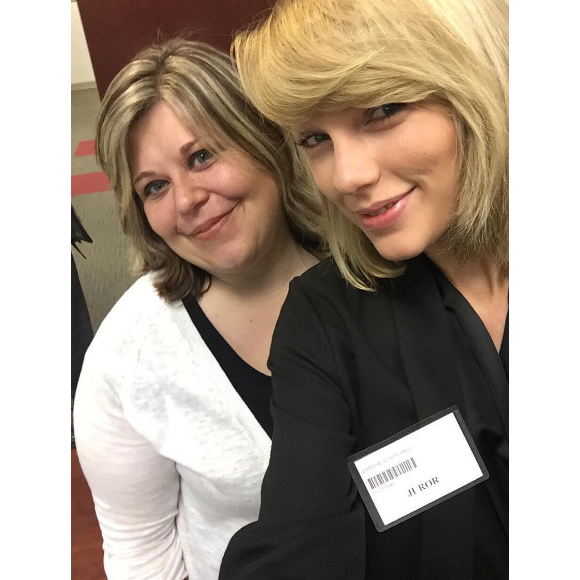 Taylor Swift au tribunal de Nashville où elle était sélectionnée pour faire partie du jury dans une affaire de viol et de kidnapping. La chanteuse n'a pas été retenue parce qu'elle est même impliquée dans une autre affaire d'agression sexuelle. Elle a pris le temps de poser avec ses fans avant d'être libérée de ses fonctions. Voilà qui explique son absence à la dernière cérémonie des VMA's, le week-end passé. Photo datée du 29 août 2016
