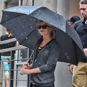 Taylor Swift quitte son cours de gym en minishort sous la pluie à New York le 10 août 2016.