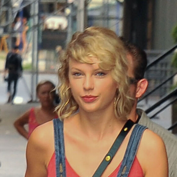 Taylor Swift sort de son appartement pour revenir quelques minutes après à New York City, New York, Etats-Unis, le 8 août 2016.