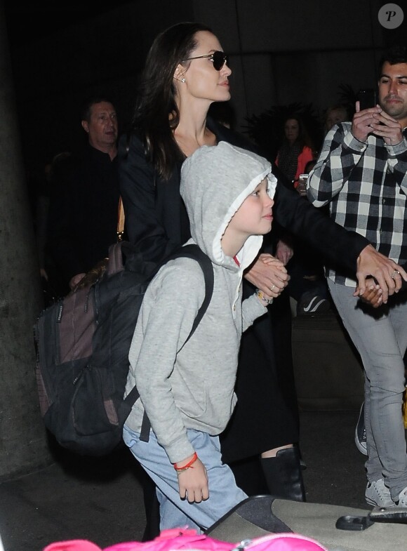 Angelina Jolie arrive avec ses enfants Pax, Shiloh et Zahara à L'aéroport de LAX à Los Angeles. Le 2 mars 2016