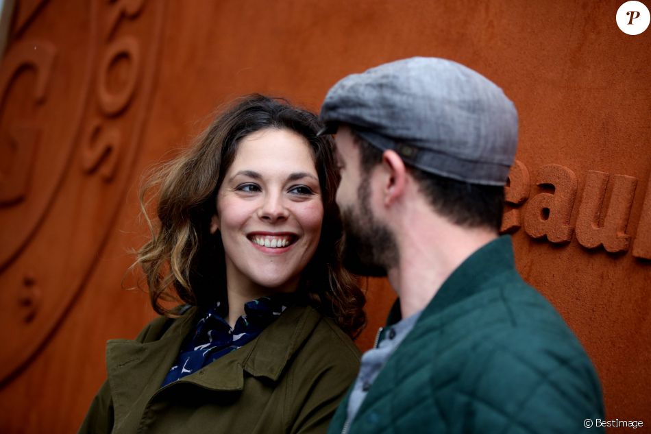 Alysson Paradis et son compagnon Guillaume Gouix au village des internationaux de France de Alysson Paradis et son compagnon Guillaume Gouix au village des internationaux de France de