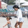 Exclusif - Kourtney Kardashian profite d'une belle journée ensoleillée avec ses enfants Mason et Penelope Disick sur une plage à Malibu. Elle discute quelques temps avec un inconnu. Le 28 août 2016