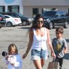 Kourtney Kardashian et ses enfants Penelope et Mason dans la rue à Malibu le 8 août 2016. © CPA/Bestimage
