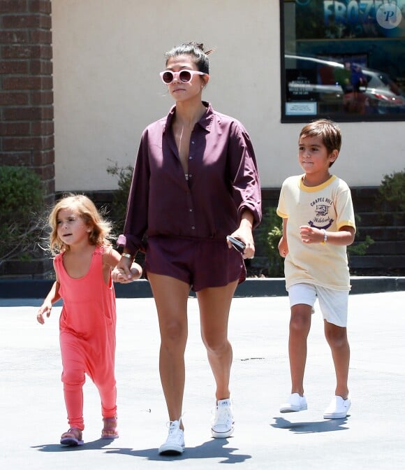 Kourtney Kardashian se promène avec ses enfants Mason et Penelope Disick à Calabasas, le 4 aout 2016