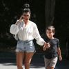 Kourtney Kardashian et son fils Mason à la sortie d'un centre médical à Woodland Hills, le 2 aout 2016