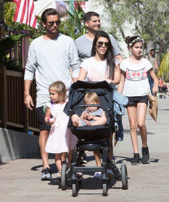 Kourtney Kardashian et son ex compagnon Scott Disick se promènent avec leurs enfants Mason, Penelope et Reign à Santa Barbara le 19 juin 2016.