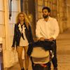 Exclusif - Paulina Rubio, son compagnon Gerardo Bazua et leur fils Eros se promènent dans le jardin des Tuileries et dans le quartier de Saint-Germain-des-Prés à Paris, le 26 août 2016.