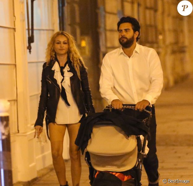Exclusif - Paulina Rubio, son compagnon Gerardo Bazua et leur fils Eros se promènent dans le jardin des Tuileries et dans le quartier de Saint-Germain-des-Prés à Paris, le 26 août 2016.