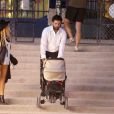 Exclusif - Paulina Rubio, son compagnon Gerardo Bazua et leur fils Eros se promènent dans le jardin des Tuileries et dans le quartier de Saint-Germain-des-Prés à Paris, le 26 août 2016.