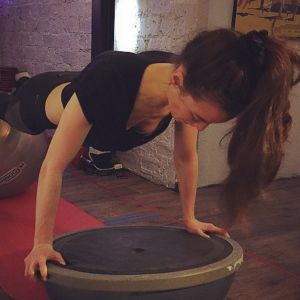 Charlotte Le Bon en pleine séance de gainage, 2015.