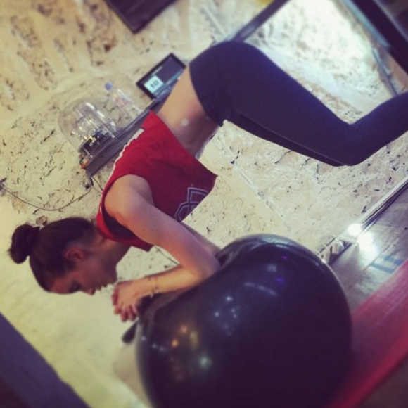 Charlotte Le Bon en pleine séance de sport, 2015.