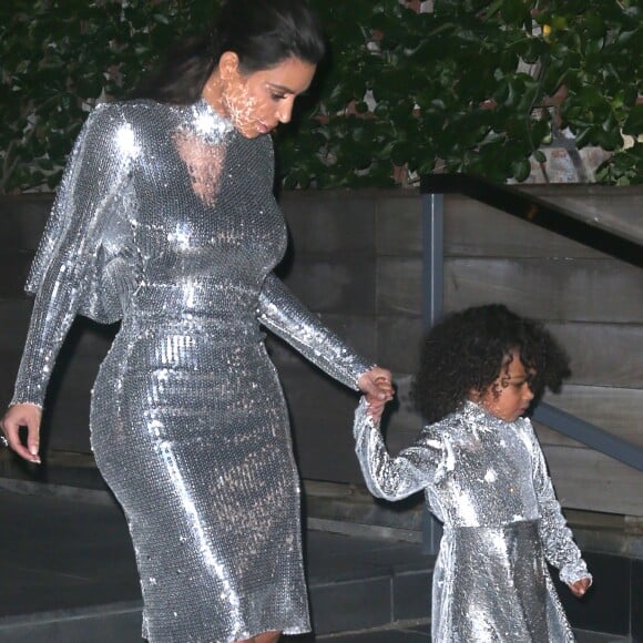 Kim Kardashian et sa fille North West portent des robes pailletées et assorties pour aller au concert de Kanye West à New York, le 5 septembre 2016.