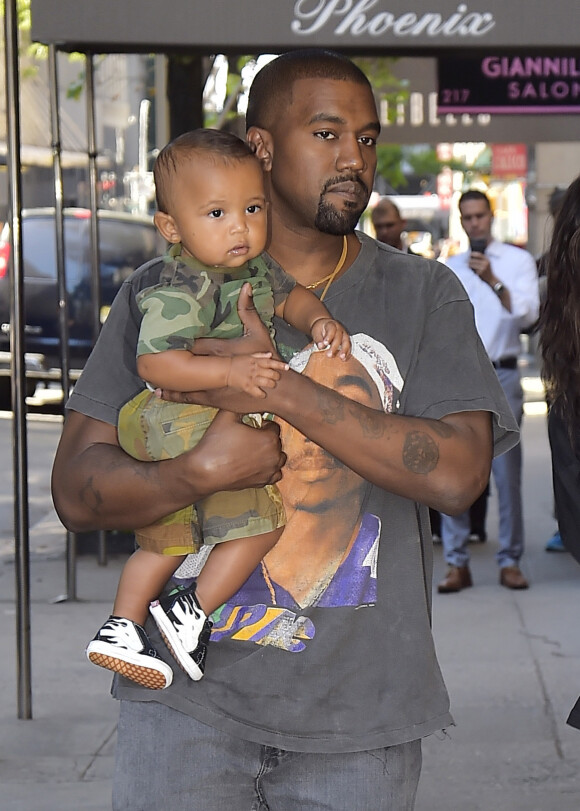 Kim Kardashian et son mari Kanye West dans les rues de New York avec leurs enfants North et Saint dans les bras, le 29 août 2016.