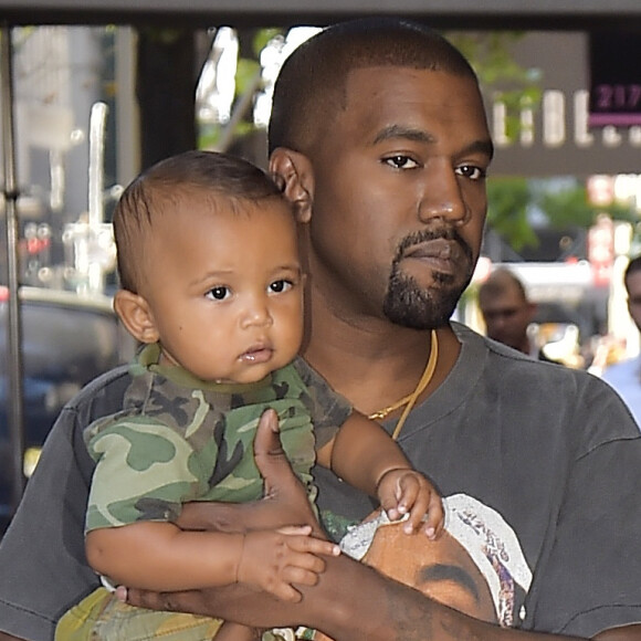 Kim Kardashian et son mari Kanye West dans les rues de New York avec leurs enfants North et Saint dans les bras, le 29 août 2016.