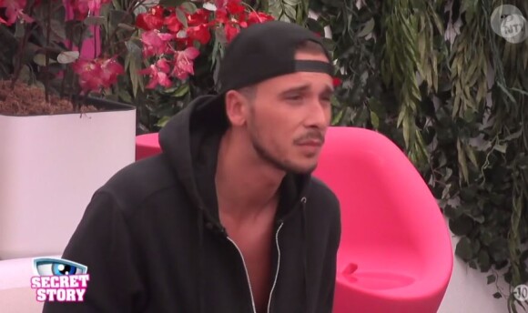 Julien s'explique avec Sophia - "Secret Story 10", sur NT1. Le 7 septembre 2016.