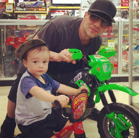 Criss Angel et son fils Johnny, deux ans, atteint d'un cancer. Photo publiée sur Instagram à l'été 2016