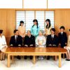 La famille impériale du Japon lors d'une séance photographique de famille pour la nouvelle année au palais impérial à Tokyo, le 1er janvier 2016. L'empereur du Japon Akihito (3ème à gauche), l'impératrice Michiko (4ème à gauche)et le reste de la famille la princesse héritière Masako, le prince héritier Naruhito, le prince Akishino, le prince Hisahito, la princesse Kiko, (2d rang) la princesse Aiko, la princesse Mako et la princesse Kako