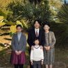 Photos officielles du prince Akishino du Japon, entouré de sa femme la princesse Kiko et de ses enfants la princesse Kako et le prince Hisahito, au palais Akasaka à Tokyo, en novembre 2014.