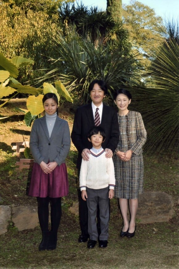 Photos officielles du prince Akishino du Japon, entouré de sa femme la princesse Kiko et de ses enfants la princesse Kako et le prince Hisahito, au palais Akasaka à Tokyo, en novembre 2014.