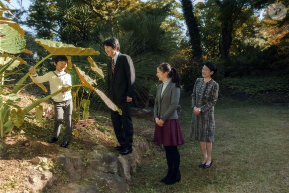 Photos officielles du prince Akishino du Japon, entouré de sa femme la princesse Kiko et de ses enfants la princesse Kako et le prince Hisahito, au palais Akasaka à Tokyo, en novembre 2014 à l'occasion de son 49e anniversaire.