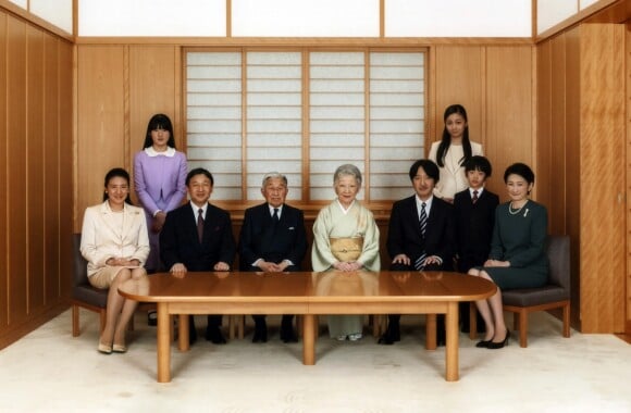La famille impériale japonaise pose avec tous les membres pour la nouvelle année, sur cette photo prise le 18 novembre 2014 au Palais Impérial de Tokyo. Sur ce cliché: L'empereur Akihito et l'impératrice Michiko, la princesse Masako Owada, le prince Naruhito, le prince Fumihito d'Akishino, le prince Hisahito d'Akishino, la princesse impériale consort Kiko Fumihito d'Akishino, la princesse Aiko de Toshi, la princesse impériale Kako d'Akishino.
