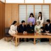 La famille impériale japonaise pose avec tous les membres pour la nouvelle année, sur cette photo prise le 18 novembre 2014 au Palais Impérial de Tokyo. Sur ce cliché: L'empereur Akihito et l'impératrice Michiko, la princesse Masako Owada, le prince Naruhito, le prince Fumihito d'Akishino, le prince Hisahito d'Akishino, la princesse impériale consort Kiko Fumihito d'Akishino, la princesse Aiko de Toshi, la princesse impériale Kako d'Akishino.