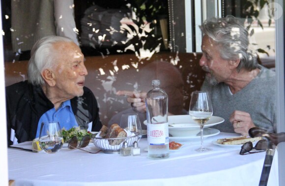 Michael Douglas déjeune avec son père Kirk à Beverly Hills le 25 février 2014.